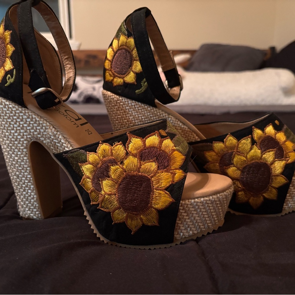 Hikal Bolom Handmade Floral Embroidered platform Heels From Mexico size 8